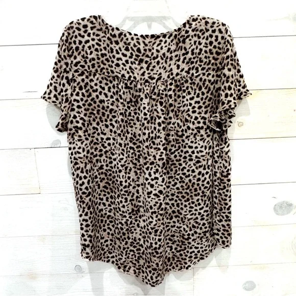 Torrid chiffon flowy short sleeve leopard top ❤️ - Picture 4 of 7